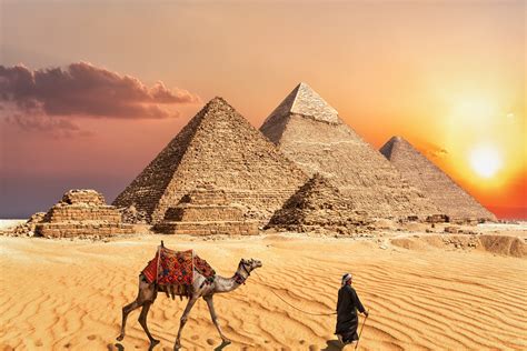 Pyramidy v Gíze a egyptská poušť