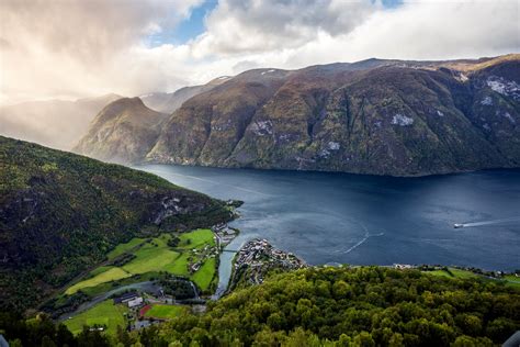Norský fjord s cyklistou
