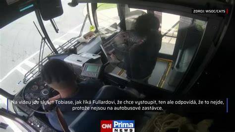 Delegát hovořící k cestujícím v autobuse