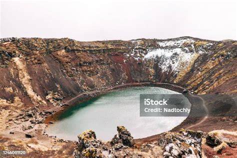 Červená půda terra rossa v istrijské krajině