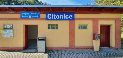 Vlaková zastávka Adršpach u vstupu