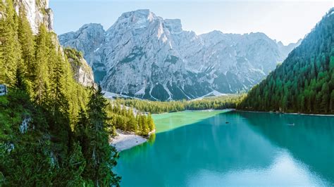 Jezero Auronzo a koupaliště v Dolomitech