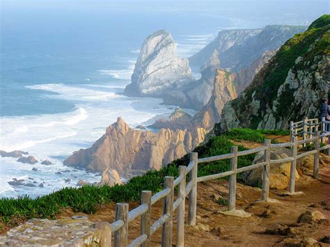 Maják Cabo da Roca a oceánské útesy