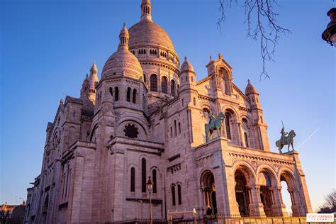 Montmartre Sacré-Coeur večerní ulice