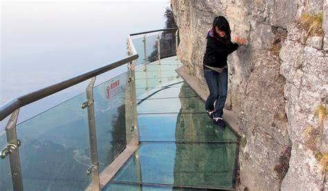 Skleněný chodník Skywalk nad lesem