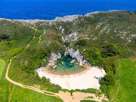 Pláž Playa de Gulpiyuri v asturské louce
