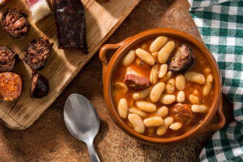 Asturijská fabada cachopo cider a sýry