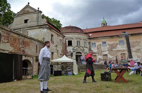 Historická slavnost na nádvoří zámku