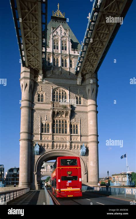 Červený doubledecker Tower Bridge Temže