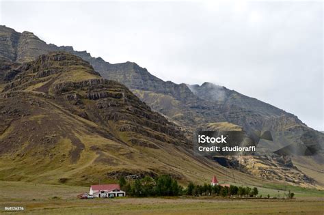 Islandská krajina s ledovcem a lávovým polem
