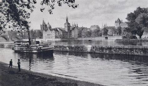 Loď na Vltavě před Zoo Praha