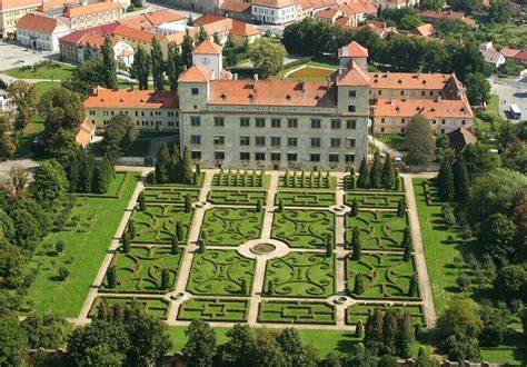Renesanční zámek arkády nádvoří