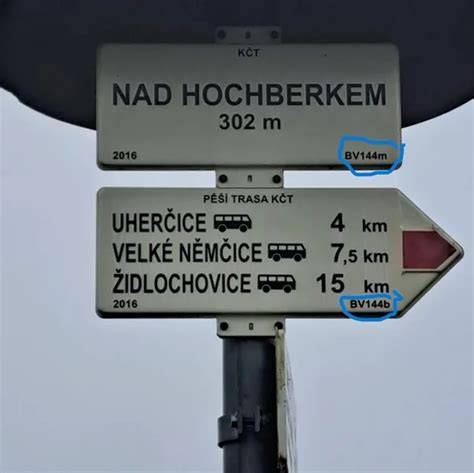 značkař KČT maluje turistickou značku