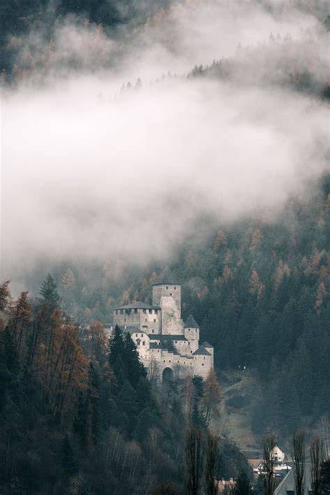 Velšský hrad v horské krajině