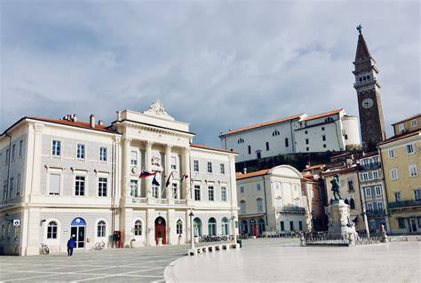Piran Tartiniho náměstí a pobřeží
