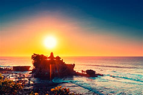Chrám Tanah Lot při západu slunce