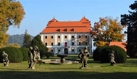 Teatron v barokním parku zámku Valeč