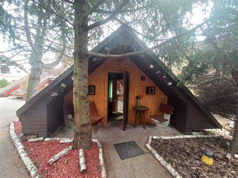 Přízemní chatky v přírodním areálu motel Charlie