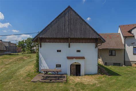historický vinný sklep vytesaný do pískovce