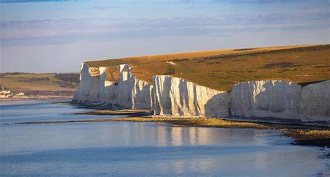 Bílé útesy Seven Sisters u moře