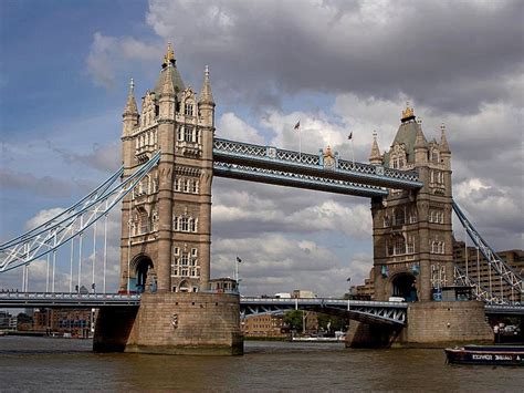 Tower Bridge a řeka Temže