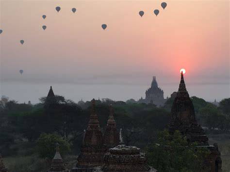 Bagan s pagodami při západu slunce
