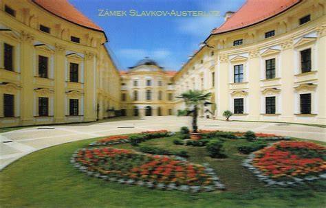 Čtvercové nádvoří zámku Konice