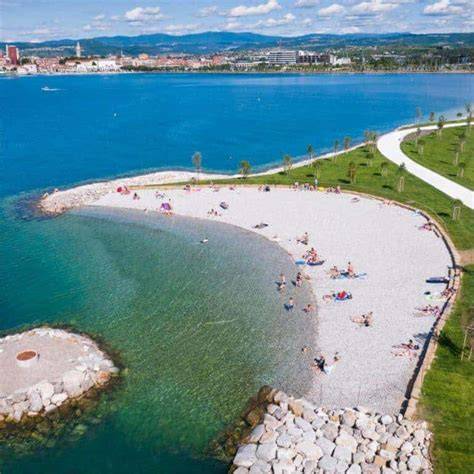 Oblázková pláž Katoro betonová plata Jadran