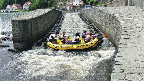 Vodáci na kánoích podél Vltavy