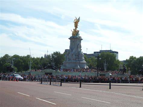 Victoria Memorial před Buckinghamským palácem