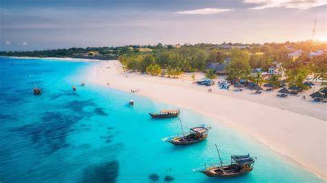 Zanzibar pláž a tyrkysové moře