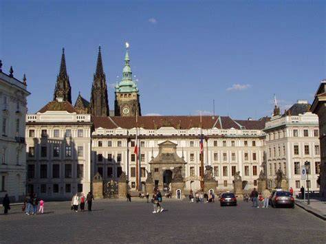Vstupní mříž u historické památky