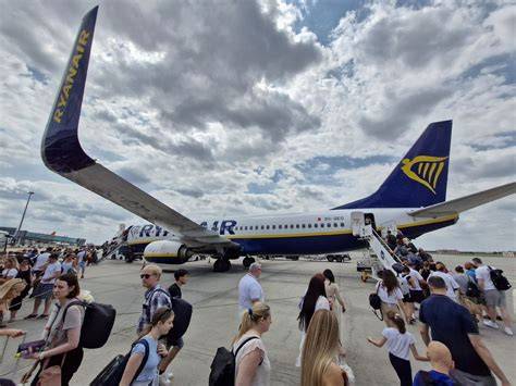 Letadlo Ryanair na evropském letišti
