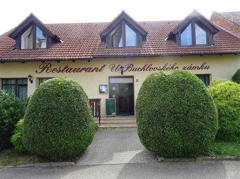 Letní zahradní restaurace u zámku