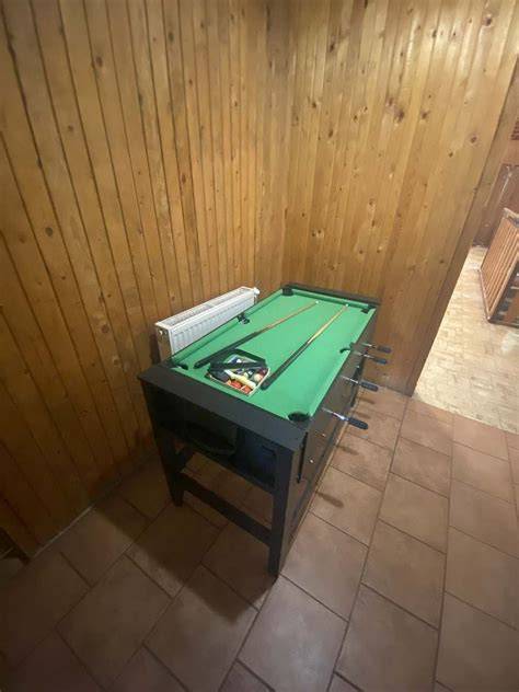 Společenská místnost hostelu kulečník