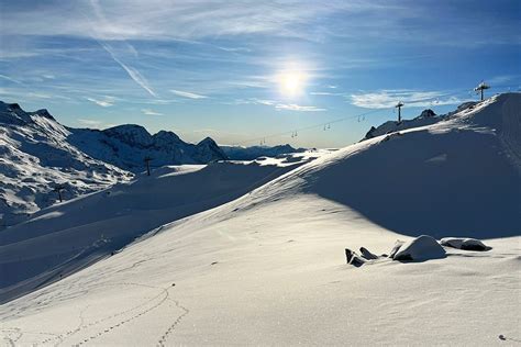 Lyžaři na ledovci pod alpskými třítisícovkami