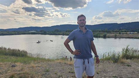Jezero Salagou mezi rudými kopci