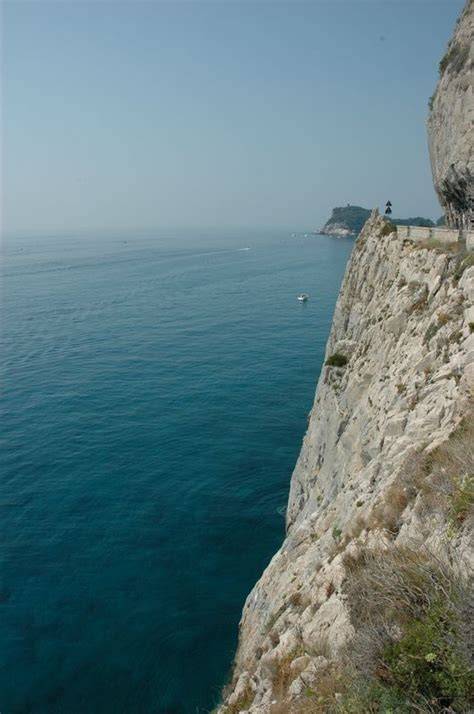 Capo Noli stezka nad ligurskými útesy