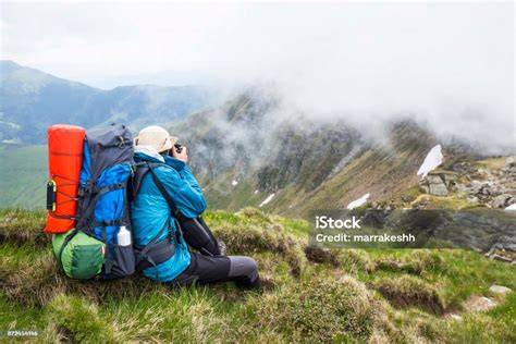 Turista na horské stezce s batohem