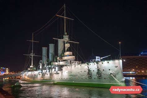Křižník Aurora na petrohradském nábřeží