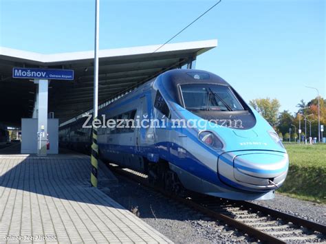 České Pendolino na železniční trati