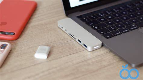 USB-C hub připojený k MacBooku