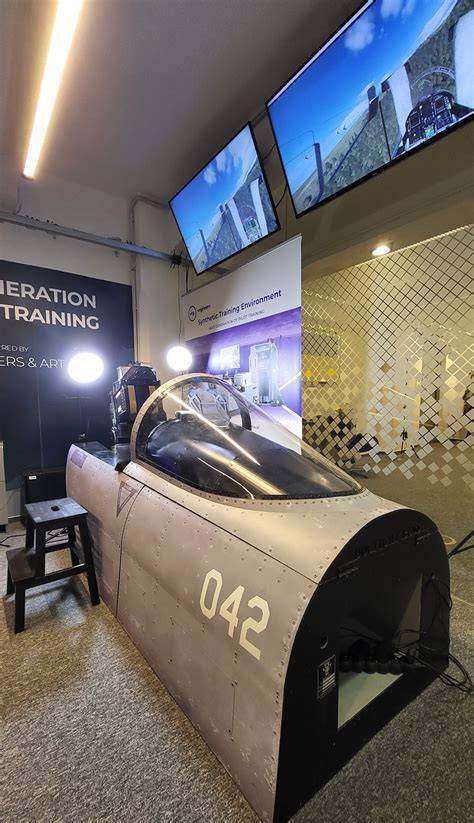 simulátor stíhačky F-16 v kokpitu