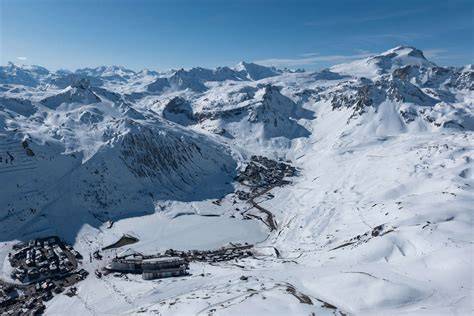 Letní panorama Tignes a Lac de Tignes