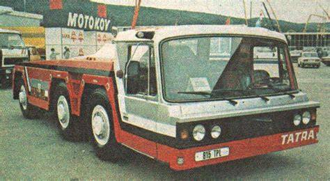 Letištní tahač Tatra 815 TPL u letadla