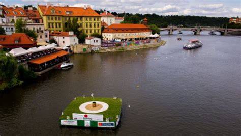 Vyhlídková loď na Vltavě pod Karlovým mostem