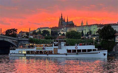 Večerní plavba lodí s osvětlenou Prahou
