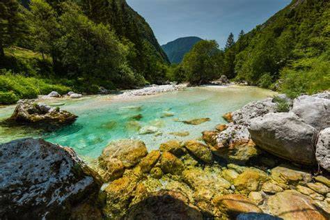Řeka Soča a Bovec v Julských Alpách