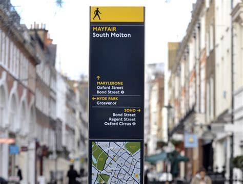 Totem Legible London mapa pro pěší