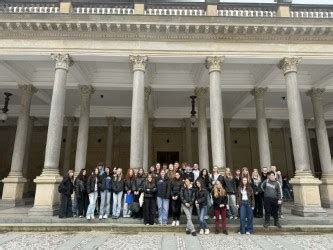 studenti cestovního ruchu při plánování zájezdu